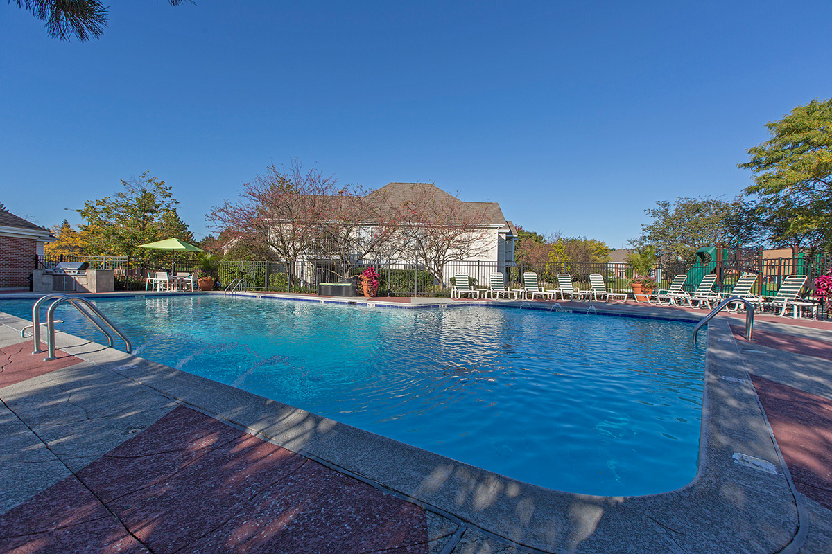 Village-Green-of-Schaumburg-Schaumburg-Apartments-Outdoor-Pool-02 Highland Park Neighborhood Apartments